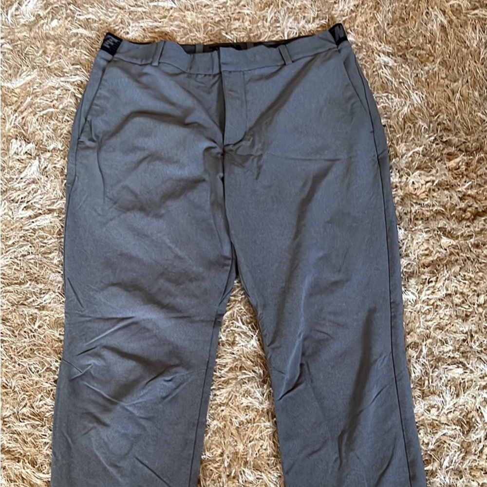 Nike Dri Fit mens golf pants size 32x32 gray color. Elastic waist, never worn